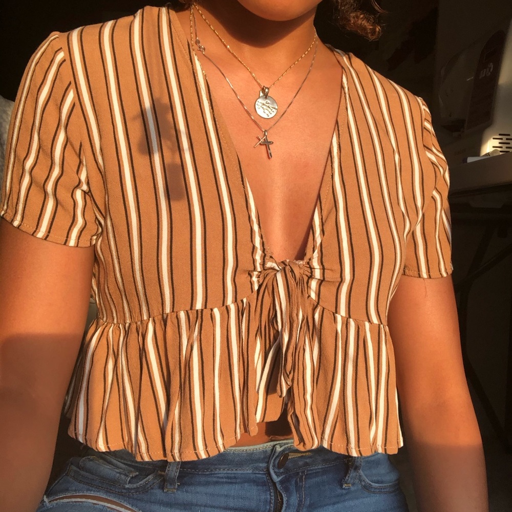 Stripped tie top 🤍🤎🖤